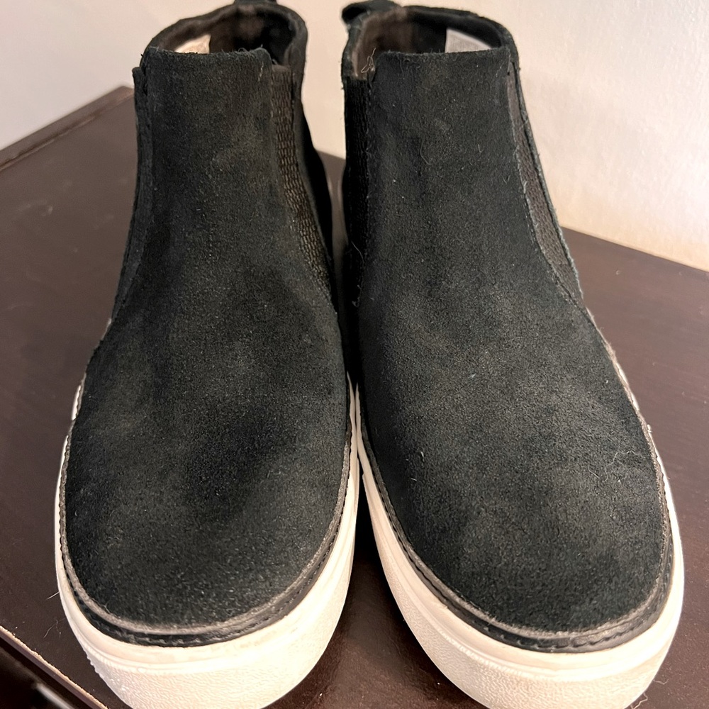 Toms suede slip on boot